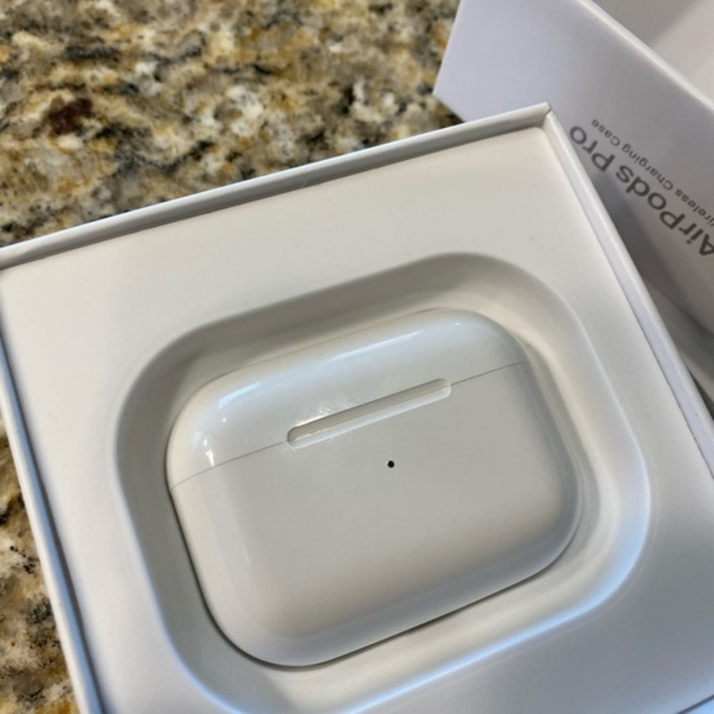 Apple airpods pro BRAND NEW In Box - Picture 2 of 9
